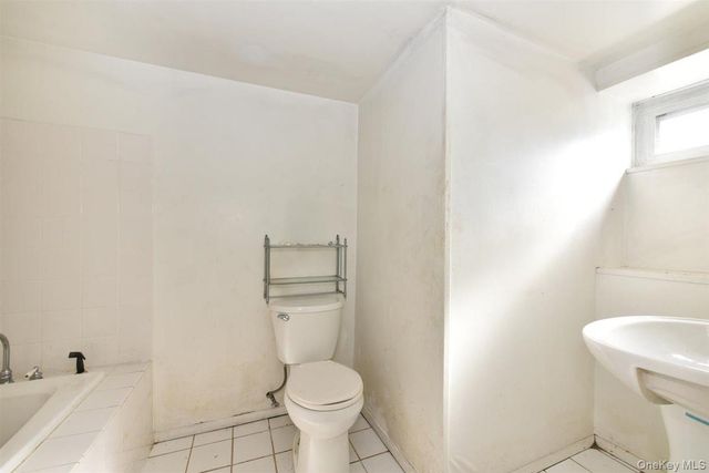 39 Greentree Road, Mineola, NY 11501