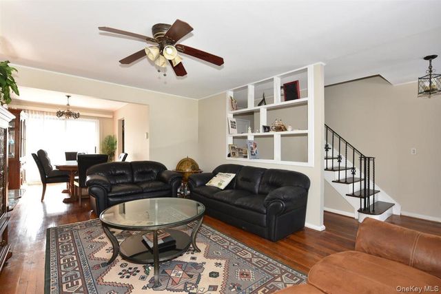 39 Greentree Road, Mineola, NY 11501