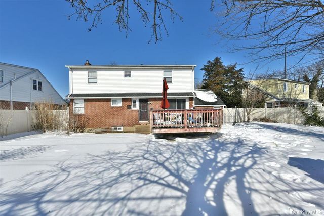 39 Greentree Road, Mineola, NY 11501