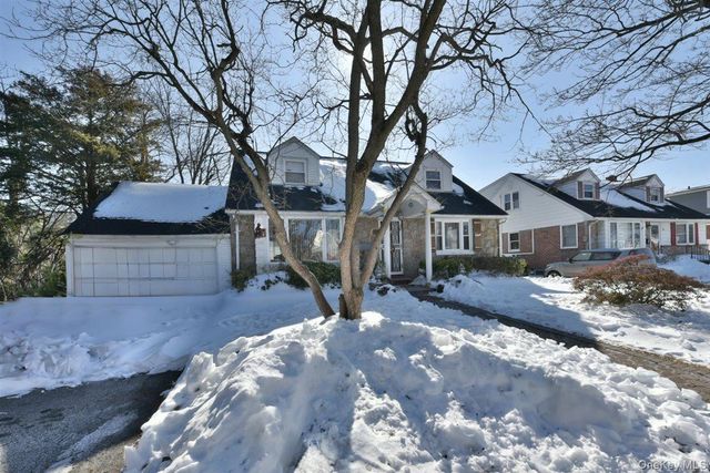 39 Greentree Road, Mineola, NY 11501