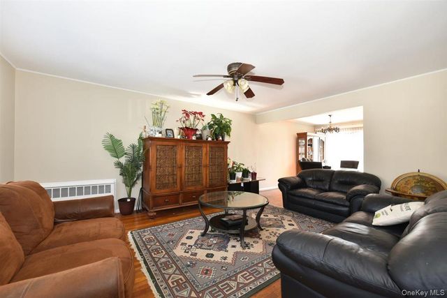 39 Greentree Road, Mineola, NY 11501