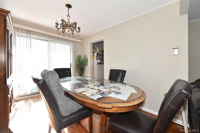 39 Greentree Road, Mineola, NY 11501