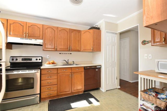 39 Greentree Road, Mineola, NY 11501