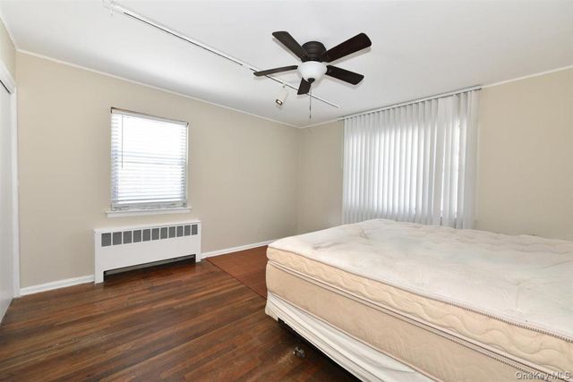 39 Greentree Road, Mineola, NY 11501