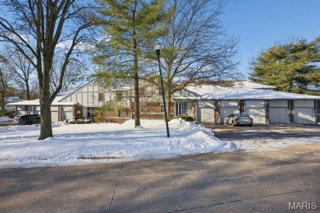 13131 Royal Pines Drive 3, Maryland Heights, MO 63146