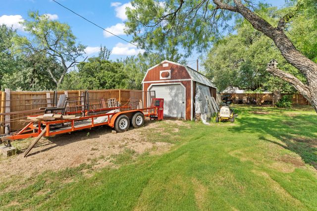808 Pecan LN, Cottonwood Shores, TX 78657