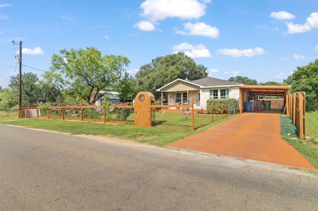 808 Pecan LN, Cottonwood Shores, TX 78657
