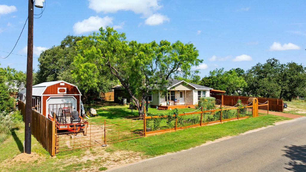808 Pecan LN, Cottonwood Shores, TX 78657