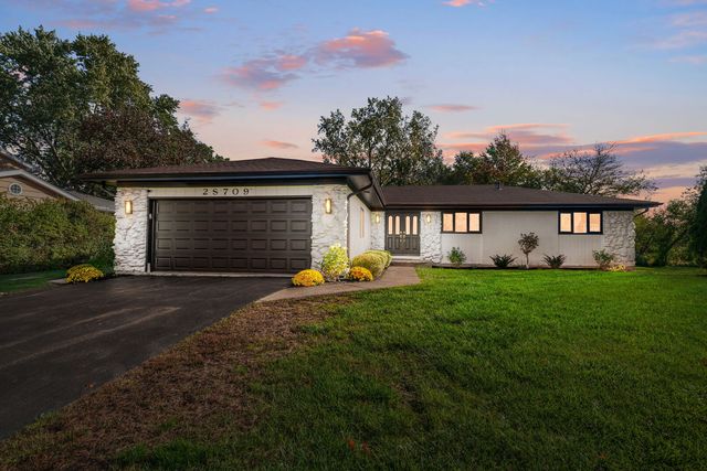 2S709 Ave Chateaux Drive, Oak Brook, IL 60523