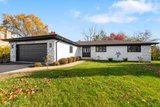 2S709 Ave Chateaux Drive, Oak Brook, IL 60523