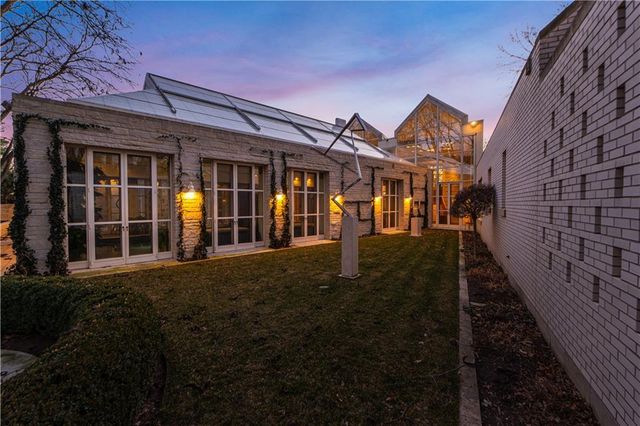 5801 Oakwood Road, Mission Hills, KS 66208