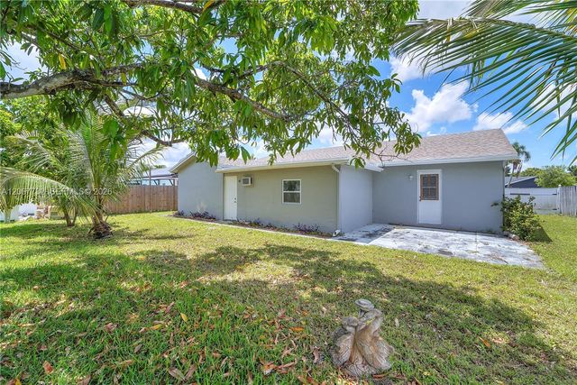 9242 SW 18th Road, Boca Raton, FL 33428