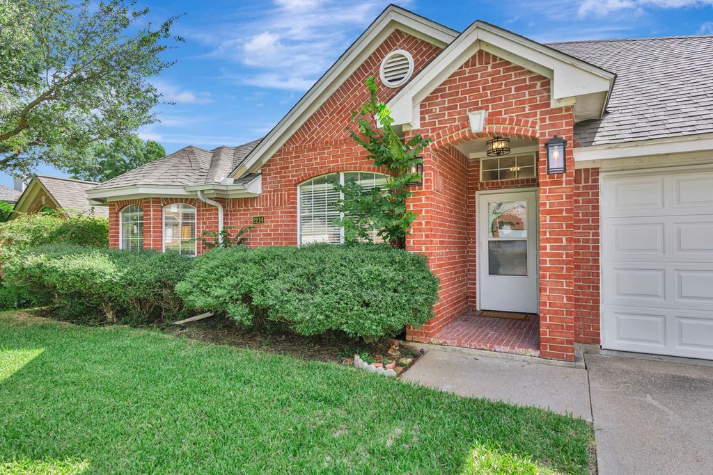 2214 New Mill Lane, Arlington, TX 76012 — photo 2