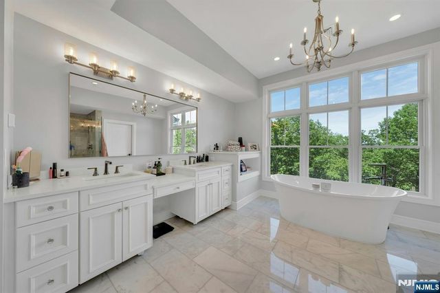 976 Scioto Drive, Franklin Lakes, NJ 07417