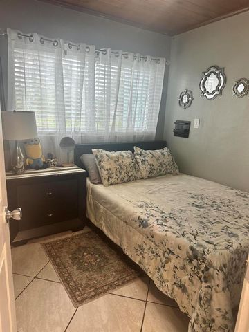 800 Ivory Lane, Haverhill, FL 33415