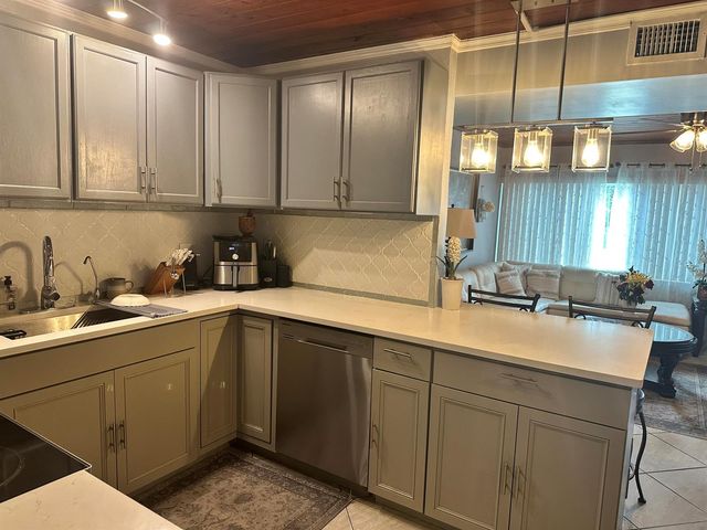 800 Ivory Lane, Haverhill, FL 33415