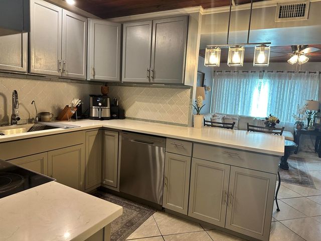 800 Ivory Lane, Haverhill, FL 33415