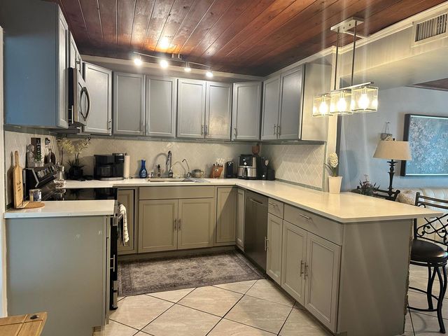 800 Ivory Lane, Haverhill, FL 33415