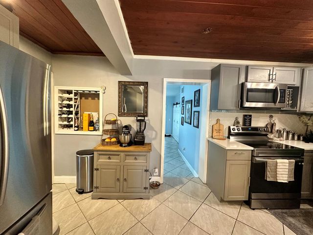 800 Ivory Lane, Haverhill, FL 33415