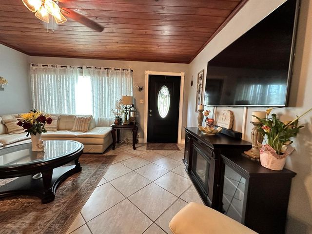 800 Ivory Lane, Haverhill, FL 33415