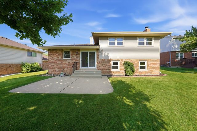 10S221 Suffield Drive, Downers Grove, IL 60516