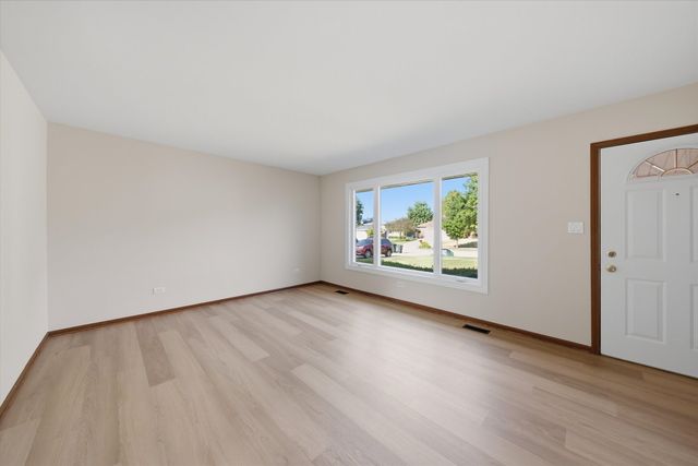 10S221 Suffield Drive, Downers Grove, IL 60516