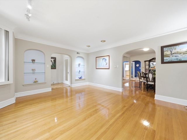 5919 N Bernard Street, Chicago, IL 60659