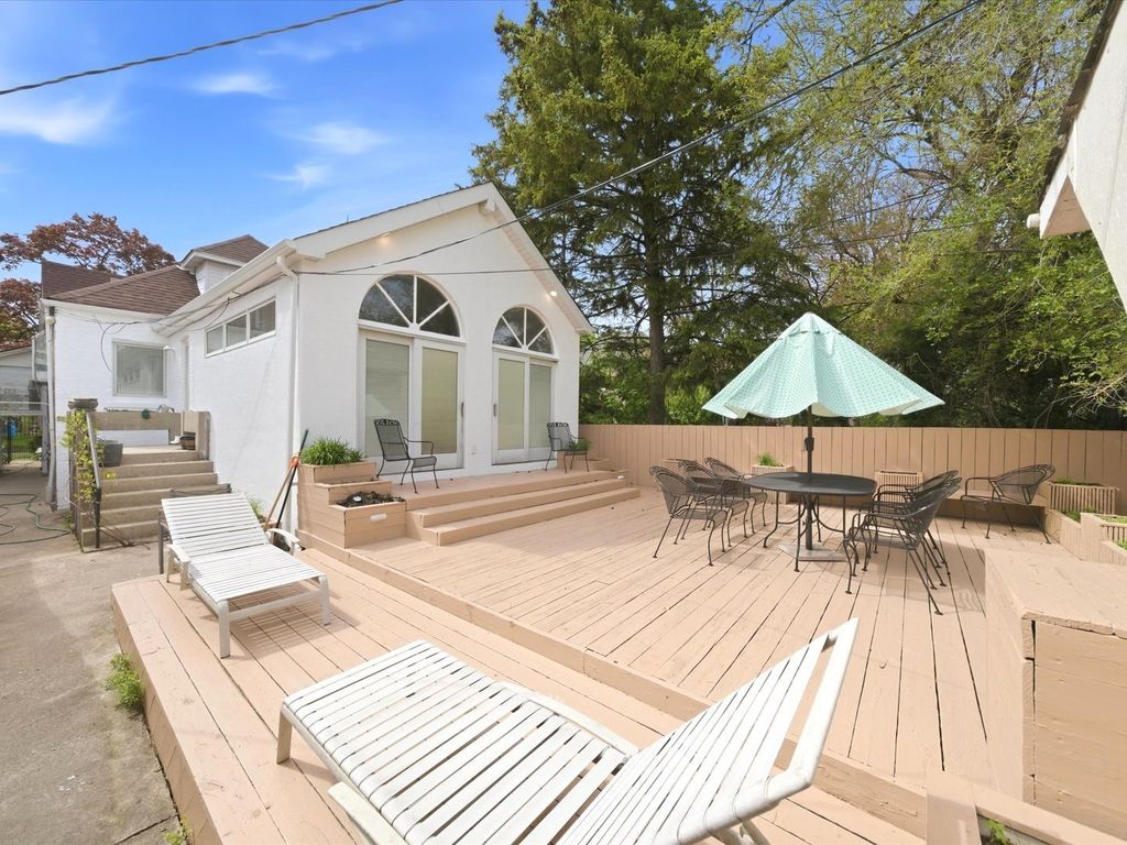 Image 12 of property listing at 5919 N Bernard Street, Chicago, IL 60659