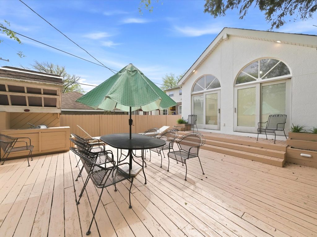 Image 13 of property listing at 5919 N Bernard Street, Chicago, IL 60659