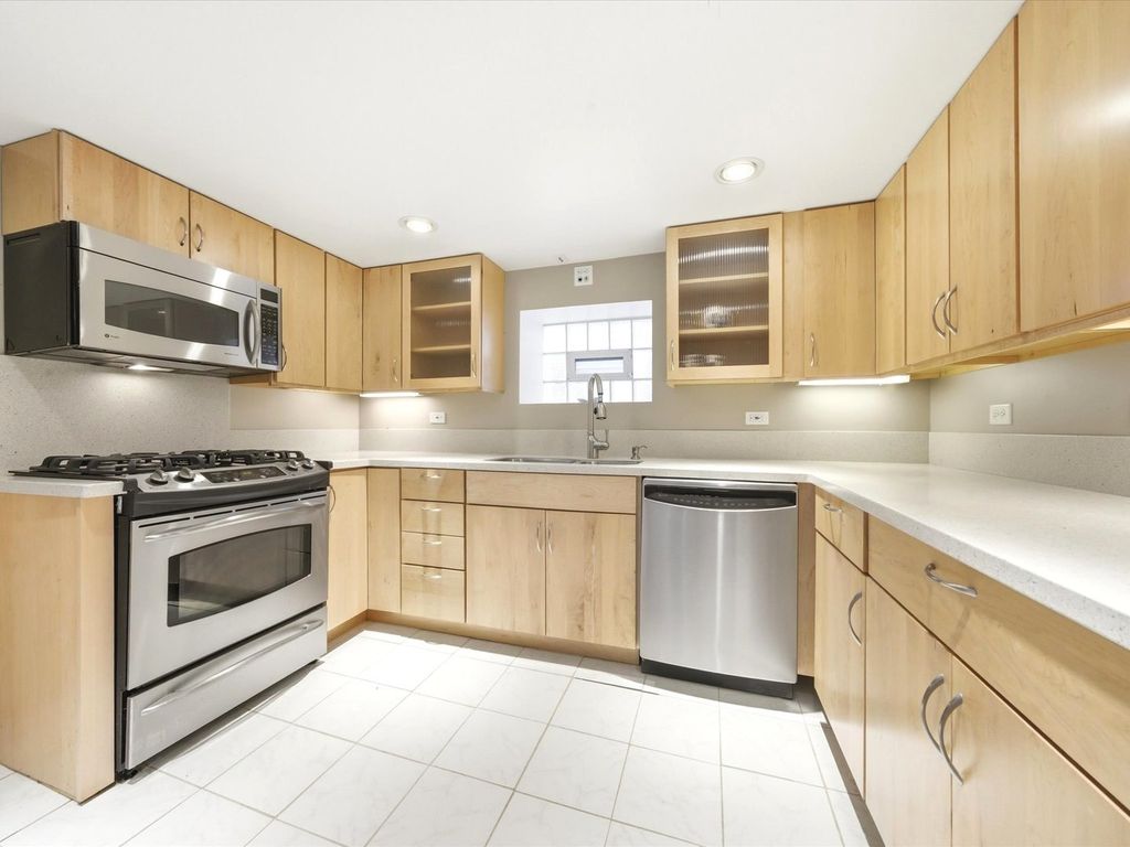 Image 14 of property listing at 5919 N Bernard Street, Chicago, IL 60659