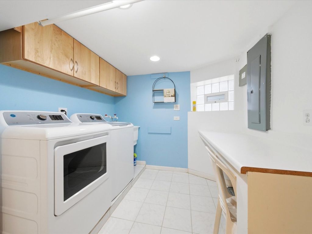 Image 18 of property listing at 5919 N Bernard Street, Chicago, IL 60659