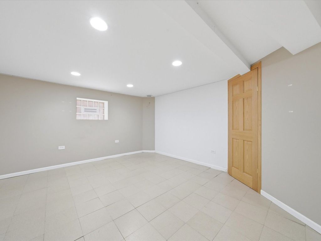 Image 19 of property listing at 5919 N Bernard Street, Chicago, IL 60659