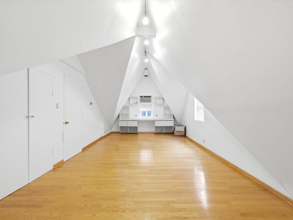 Image 22 of property listing at 5919 N Bernard Street, Chicago, IL 60659