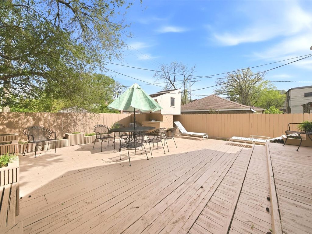 Image 24 of property listing at 5919 N Bernard Street, Chicago, IL 60659