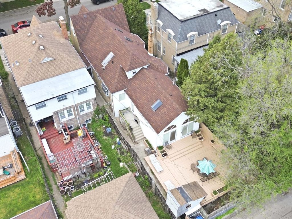 Image 26 of property listing at 5919 N Bernard Street, Chicago, IL 60659