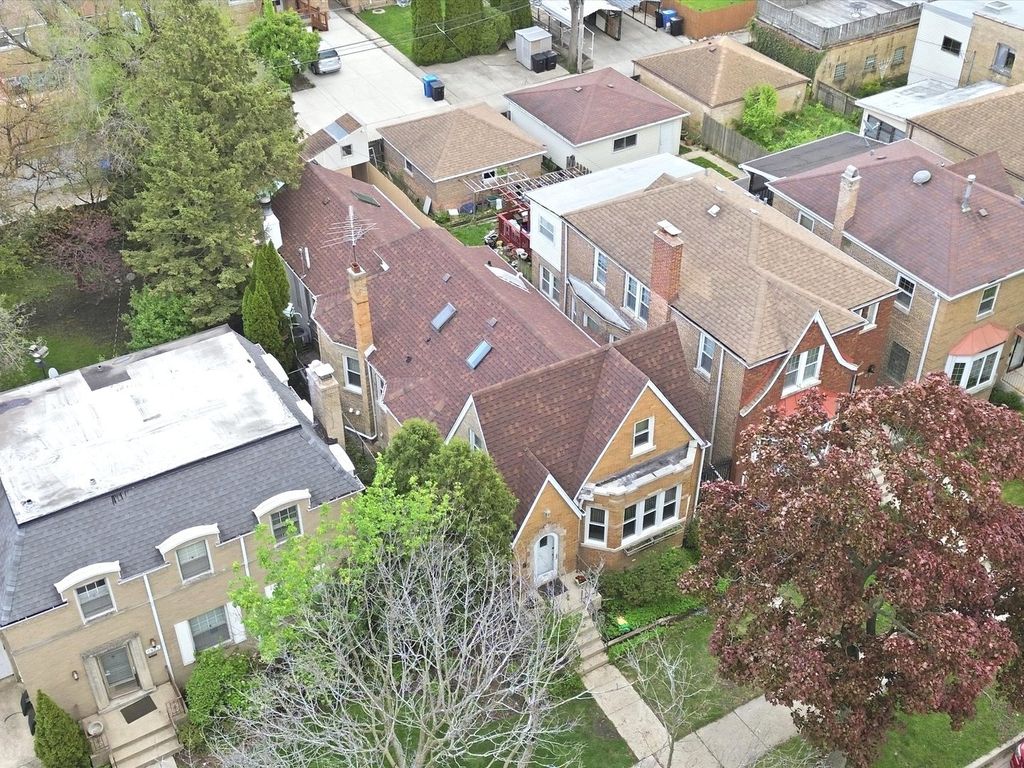 Image 27 of property listing at 5919 N Bernard Street, Chicago, IL 60659
