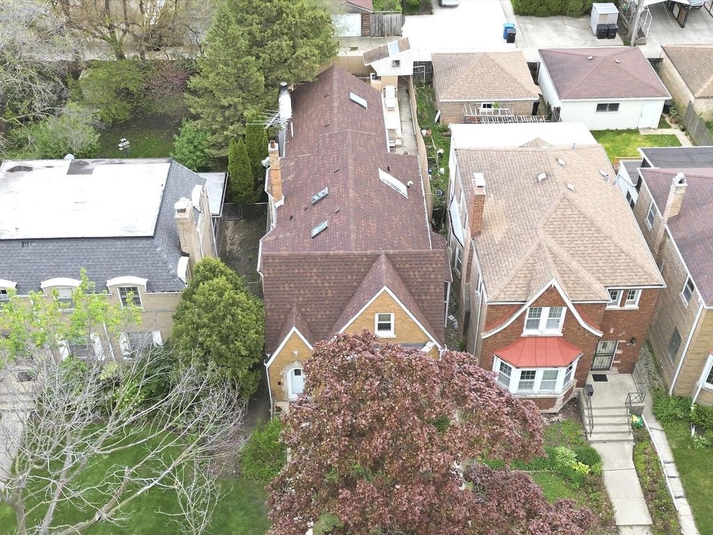 Image 28 of property listing at 5919 N Bernard Street, Chicago, IL 60659