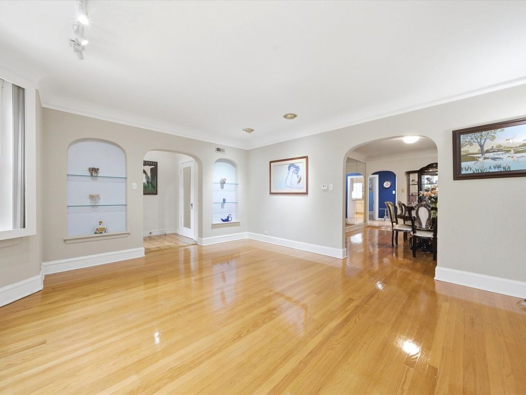 Image 4 of property listing at 5919 N Bernard Street, Chicago, IL 60659