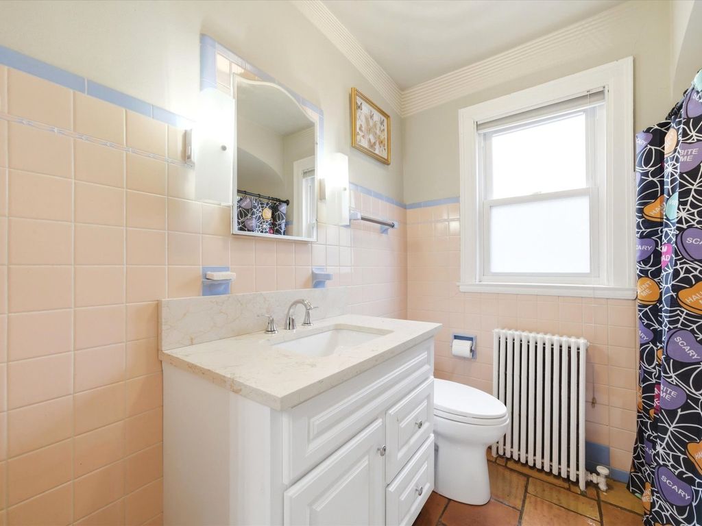 Image 6 of property listing at 5919 N Bernard Street, Chicago, IL 60659