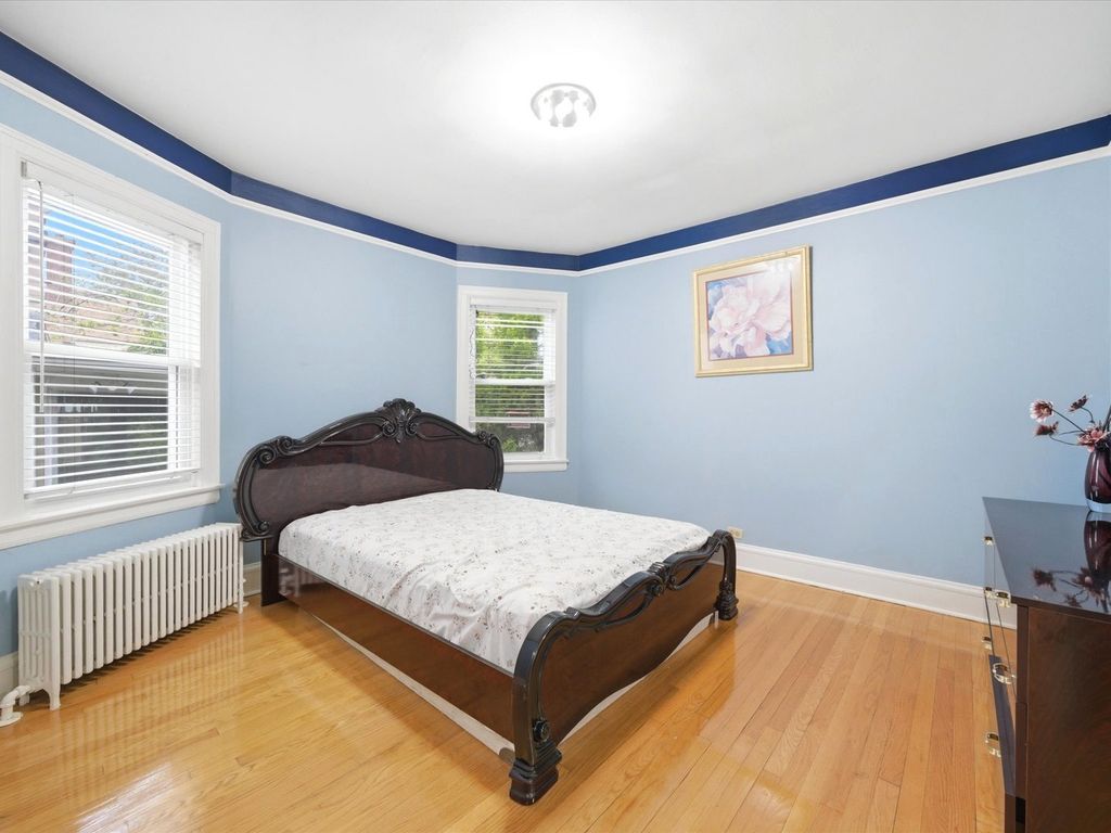 Image 7 of property listing at 5919 N Bernard Street, Chicago, IL 60659