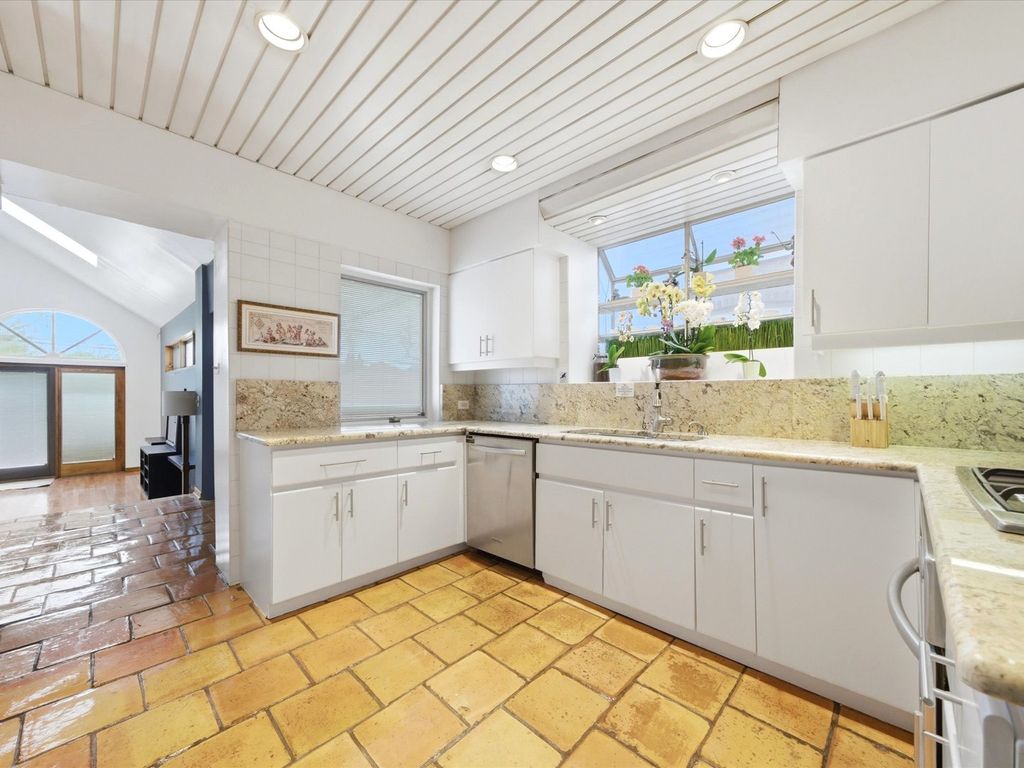 Image 9 of property listing at 5919 N Bernard Street, Chicago, IL 60659
