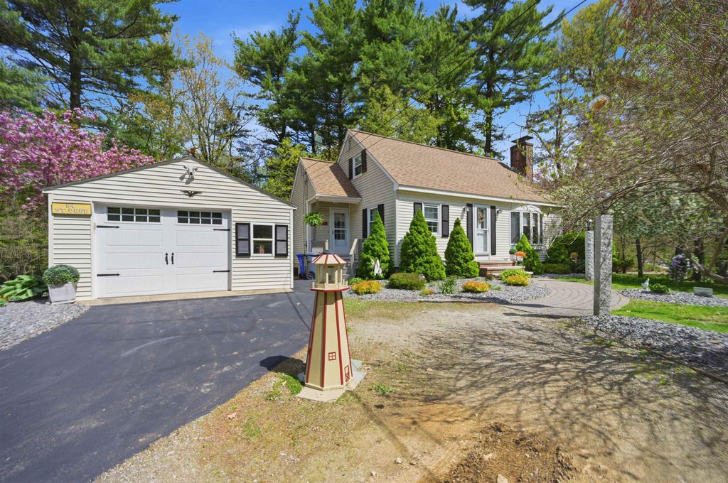 Image 4 of property listing at 84 Woodridge Road, Hampstead, NH 03826