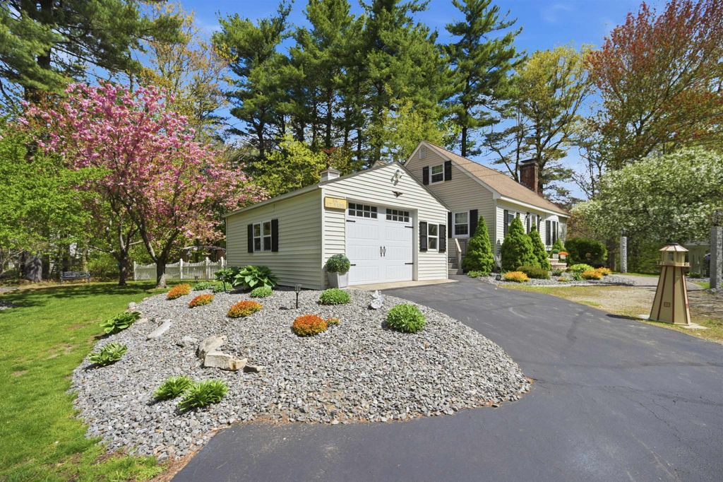 Image 5 of property listing at 84 Woodridge Road, Hampstead, NH 03826