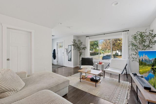 2084 E Reaney Avenue, Saint Paul, MN 55119