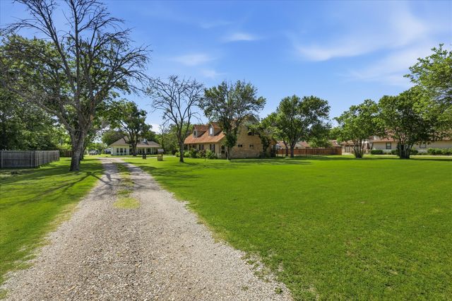 108 S Walnut Street, Roanoke, TX 76262