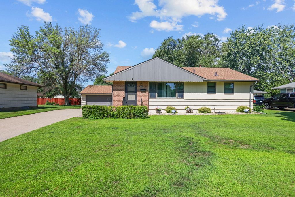 5913 Zenith Avenue N, Brooklyn Center, MN 55429