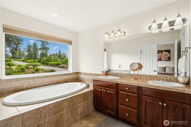 803 S 232nd Street, Des Moines, WA 98198