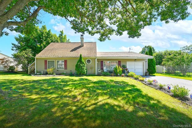 29 Torrey Pine Lane, Medford, NY 11763