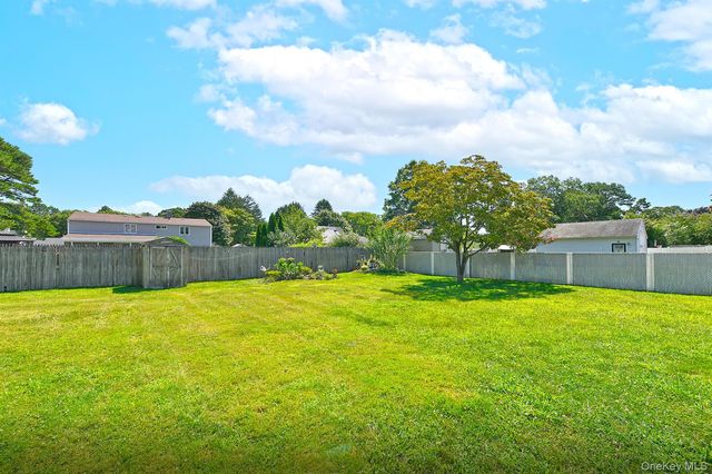 29 Torrey Pine Lane, Medford, NY 11763