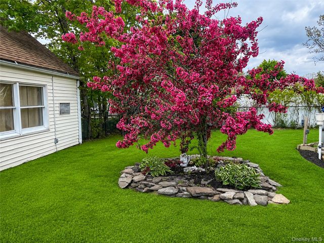 29 Torrey Pine Lane, Medford, NY 11763